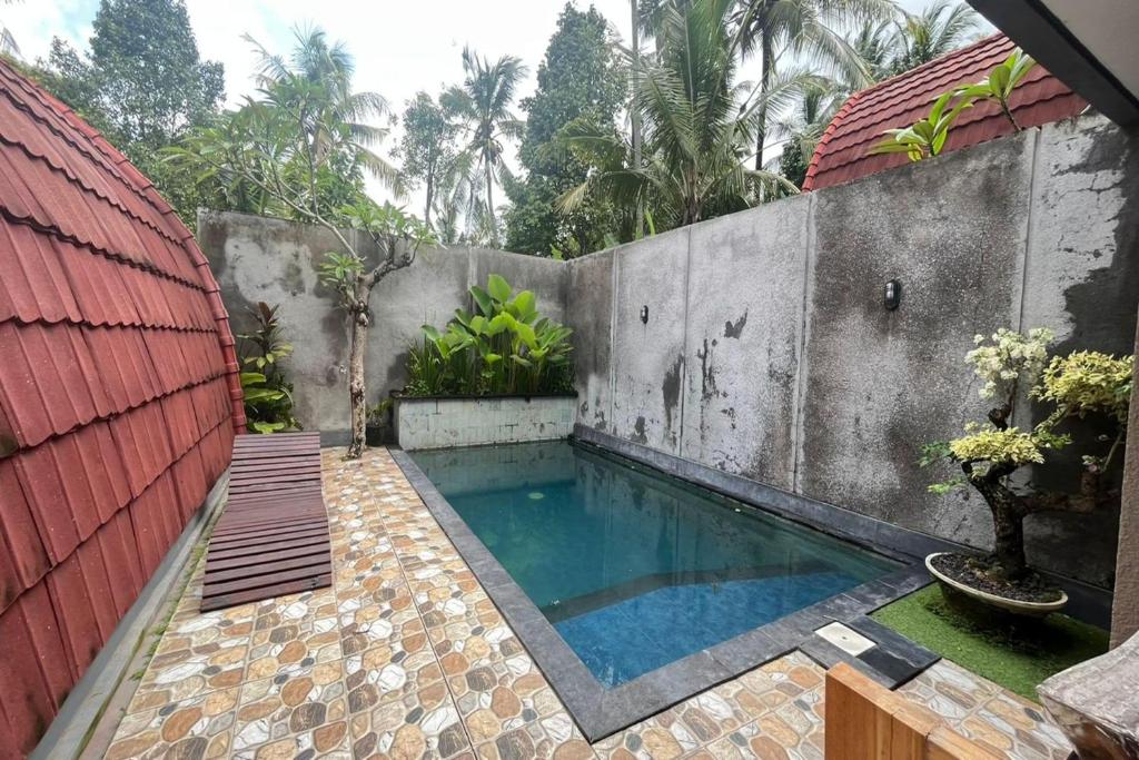 JembranaBelvilla 93954 Meta Pandawa Bali Mounth Villa的后院的游泳池,带围栏