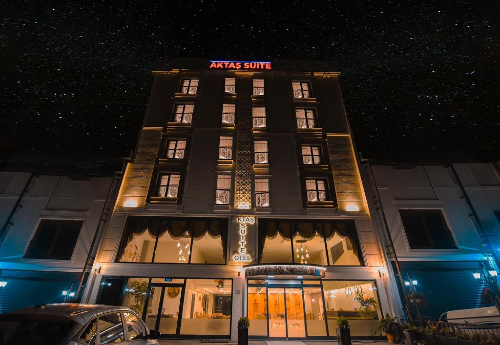 特拉布宗Aktaş Lights Hotel的一座建筑物,上面有夜间标志