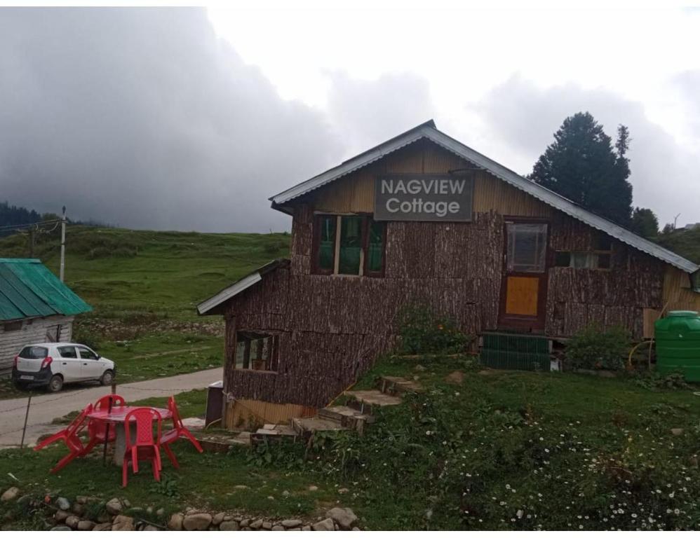 古尔马尔格Hotel Nagview Cottage, Jammu and Kashmir的建筑的侧面有标志