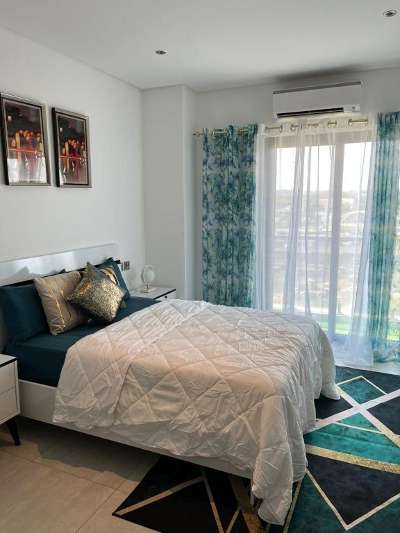 阿克拉The Lennox by Luxe Properties的一间卧室设有一张床和一个窗口