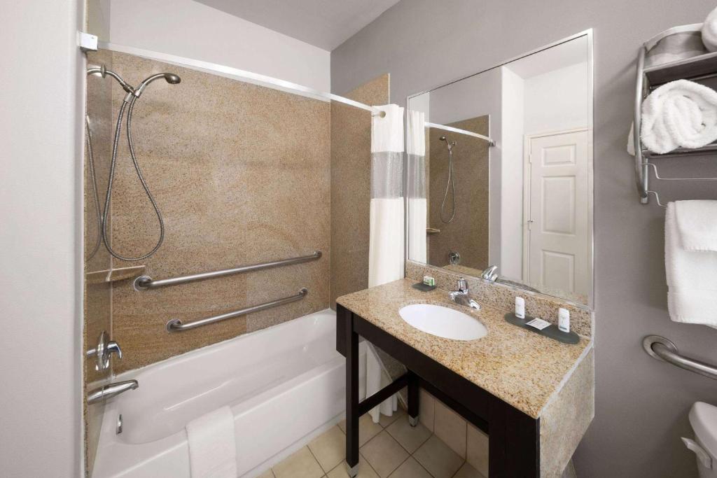 迪尔帕克迪尔派克拉昆塔客栈及套房酒店的一间带水槽、浴缸和淋浴的浴室
