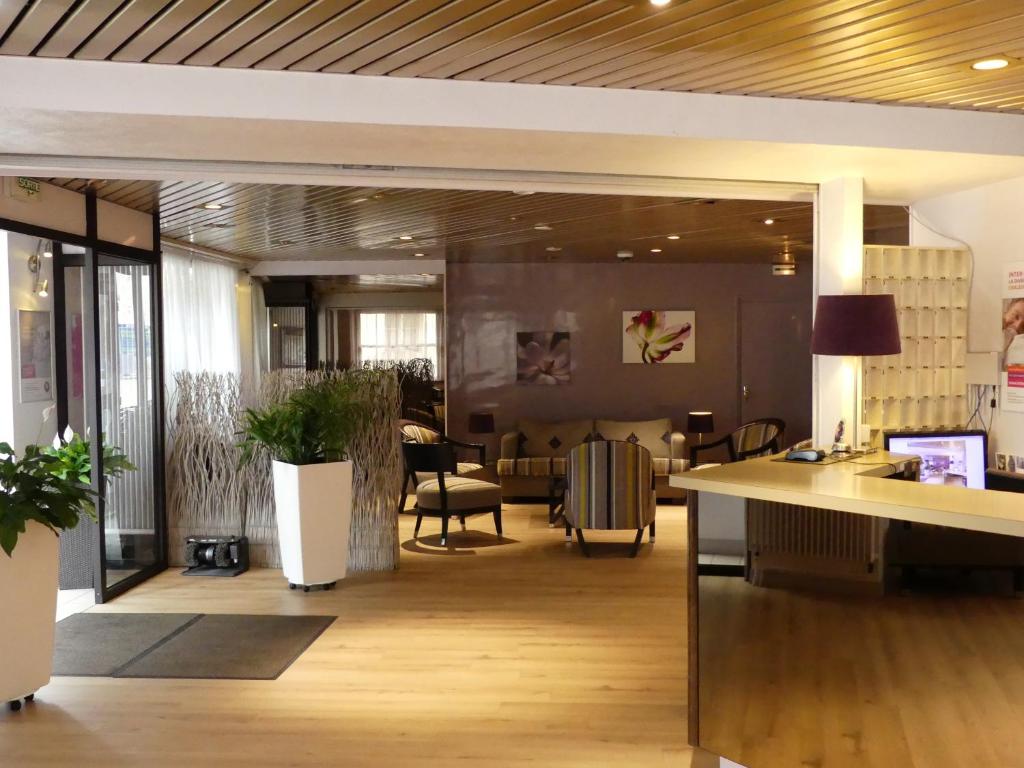 埃夫勒Hôtel de l'Orme, Akena的办公大厅配有桌子和椅子