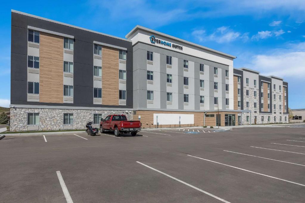楠帕Everhome Suites Nampa Boise的停车场里一辆红色卡车的大建筑