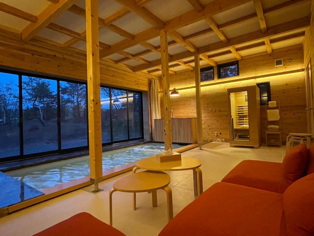 嬬恋村Kita Karuizawa Morino Takibi NO7 Sauna Sweet的带沙发和大窗户的客厅