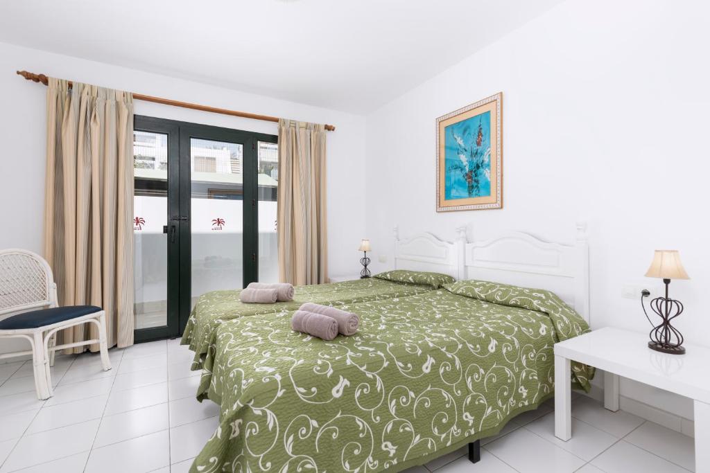 科拉雷侯Apartamentos Erika - Adults Only的一间卧室配有一张带两个枕头的床