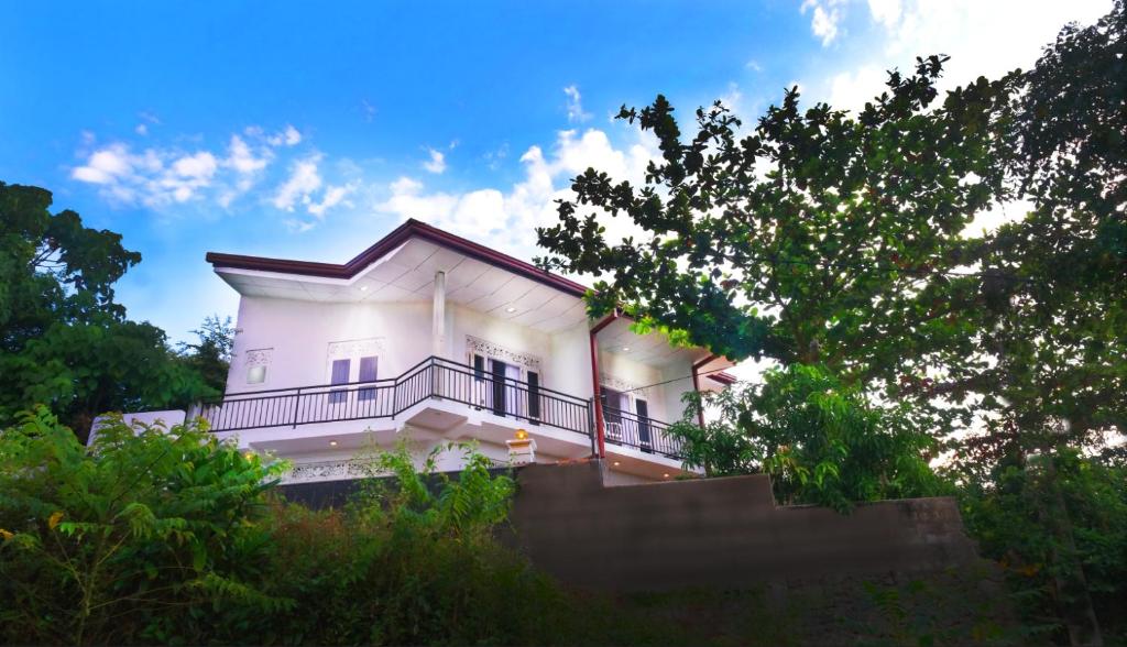 卡卢特勒Ananthaya -the infinity的带阳台和树木的白色房屋