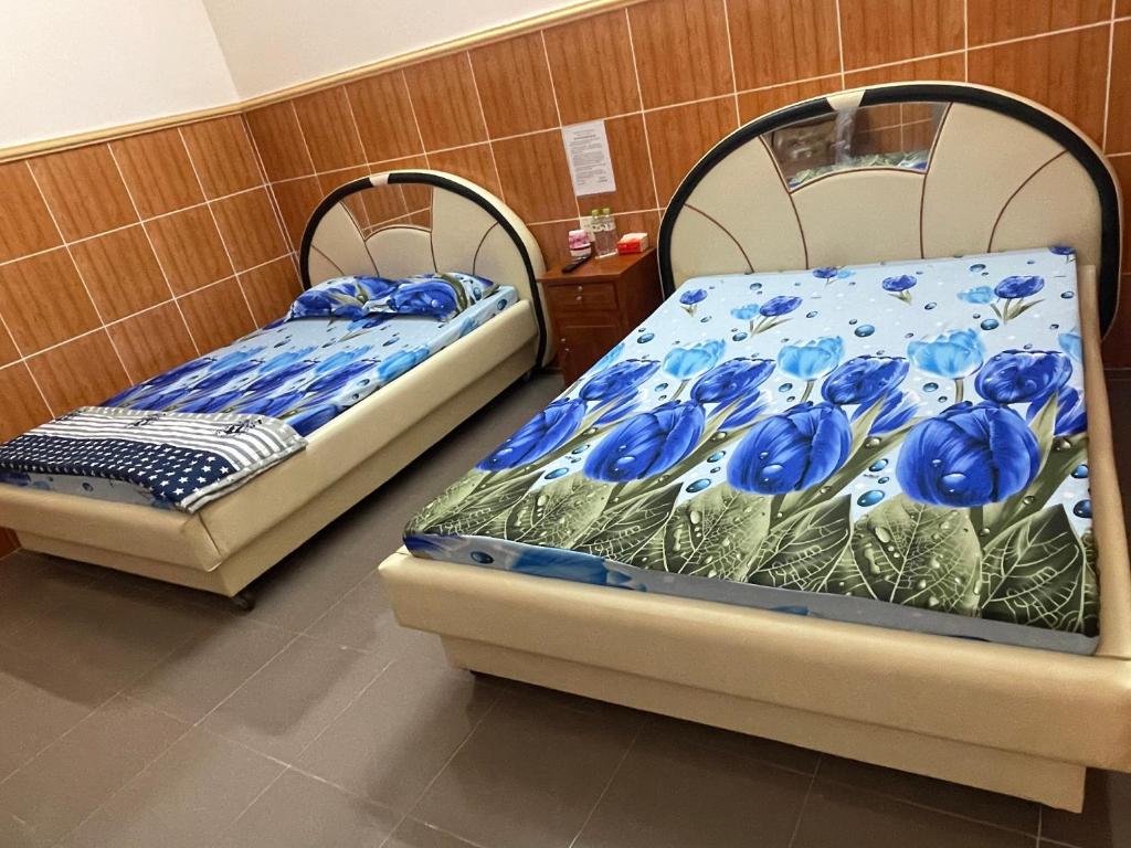 隆海LAN168的两张睡床彼此相邻,位于一个房间里
