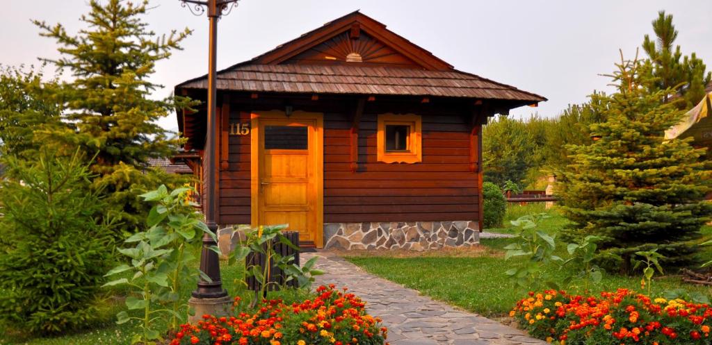利普托斯基米库拉斯Chata 115 Tatralandia的小屋前方设有小径的小木屋