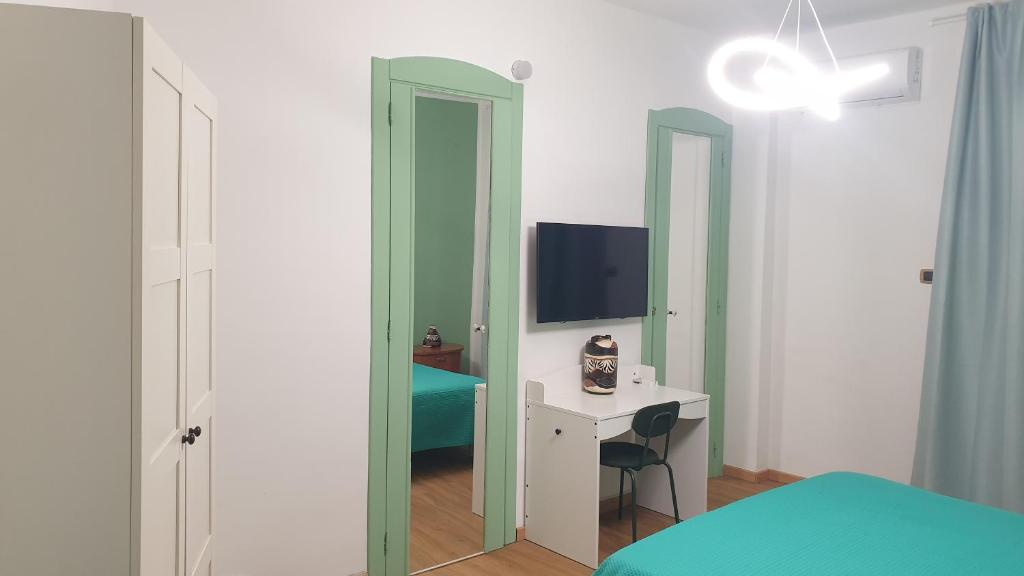 阿韦尔萨Il Giramondo的客房设有带书桌和镜子的卧室