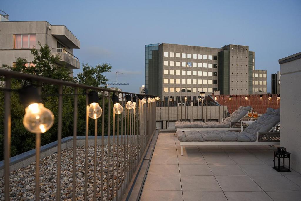 波尔图GuestReady - Top floor lodge with a stunning view的大楼内的阳台配有椅子和灯