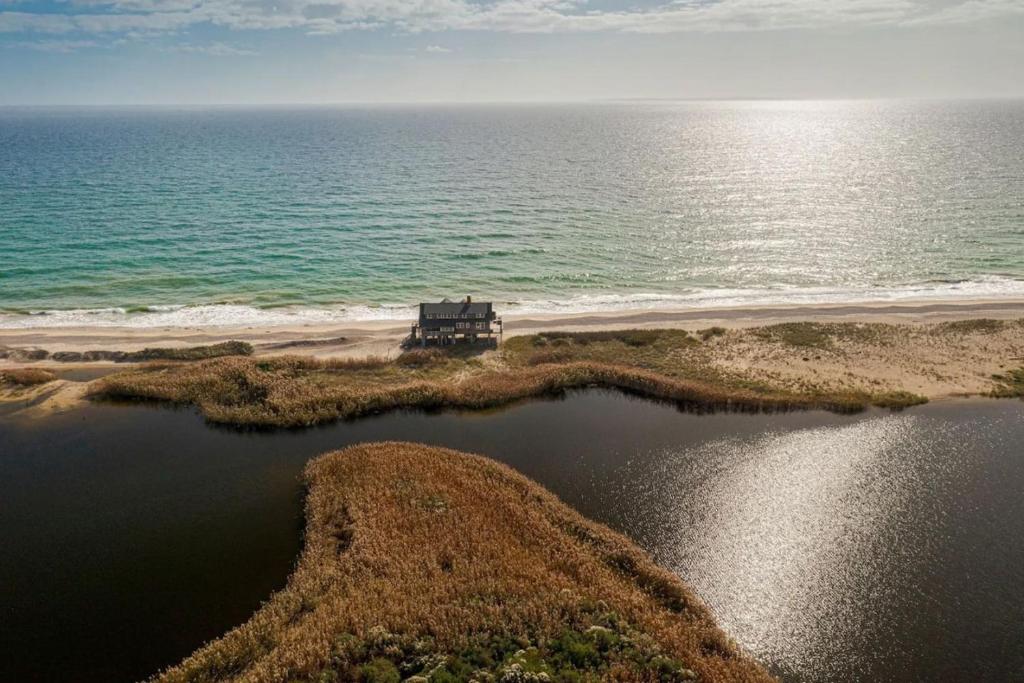 Wakefield6.5-Acre Oceanfront Estate的享有海滩和海洋的空中景致