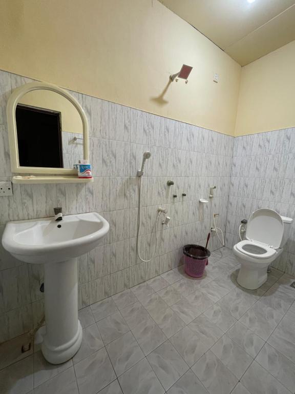 阿鲁甘湾Romance in Bey的一间带水槽、卫生间和镜子的浴室