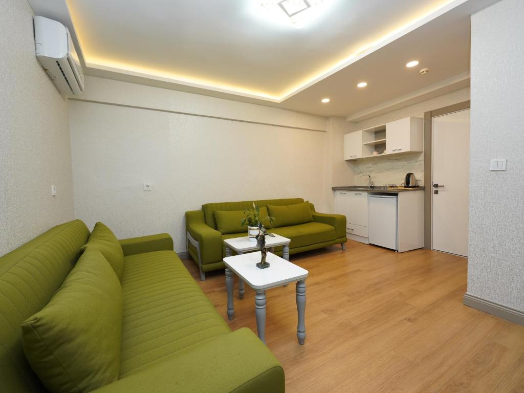 伊斯坦布尔gazelle suites的客厅配有两张绿色沙发和一张桌子