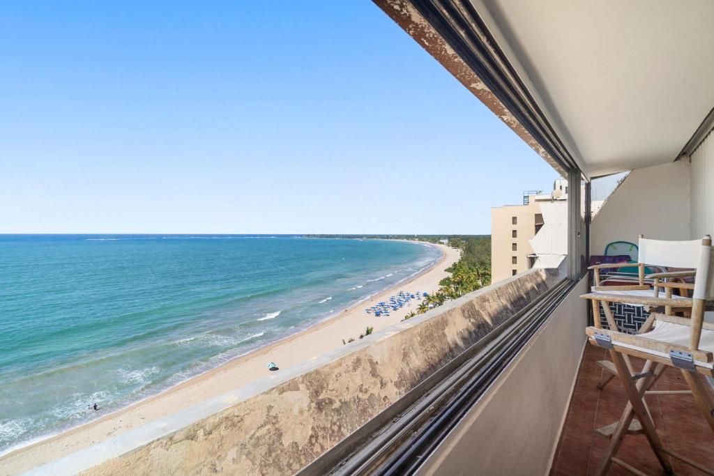 圣胡安Oceanfront Paradise - Spacious and Family Friendly的以及享有海滩景致的阳台。