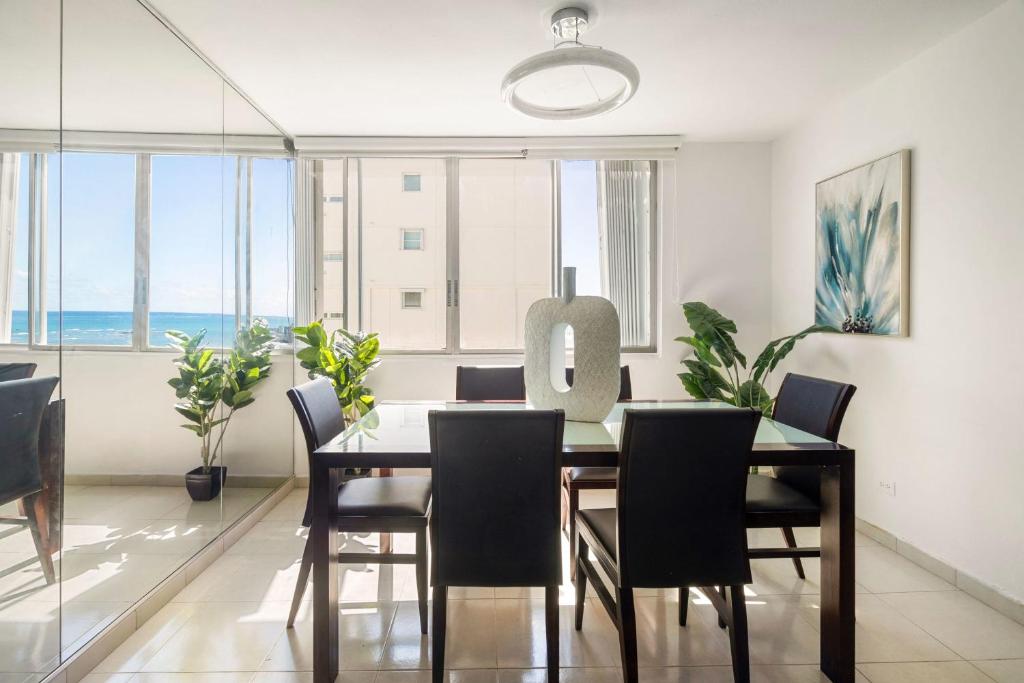 圣胡安Oceanfront Paradise - Spacious and Family Friendly的一间带桌椅的用餐室