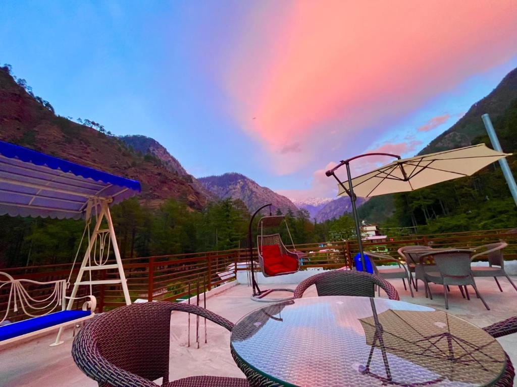 卡索尔Hotel New Panchali With Mountain view By Winterline, Kasol的山景甲板配有桌椅