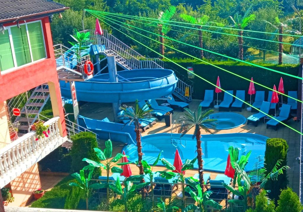 奥雷沙克Комплекс за гости "Тера Верде"的享有度假村游泳池的空中景致