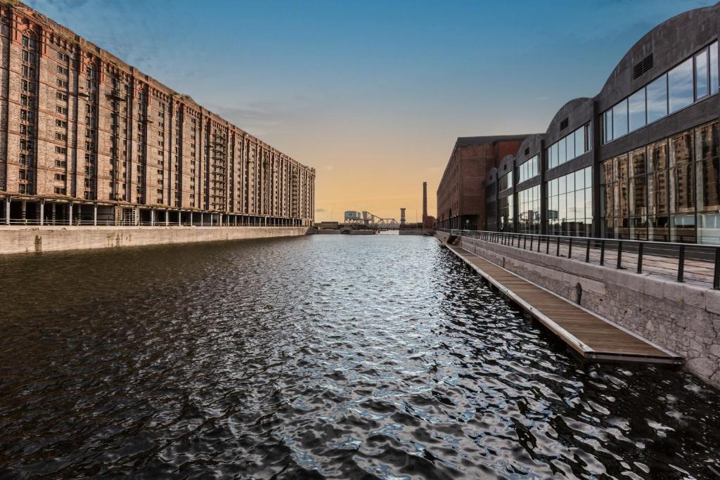 利物浦利物浦泰坦尼克酒店的城市中一条有高楼房的河流