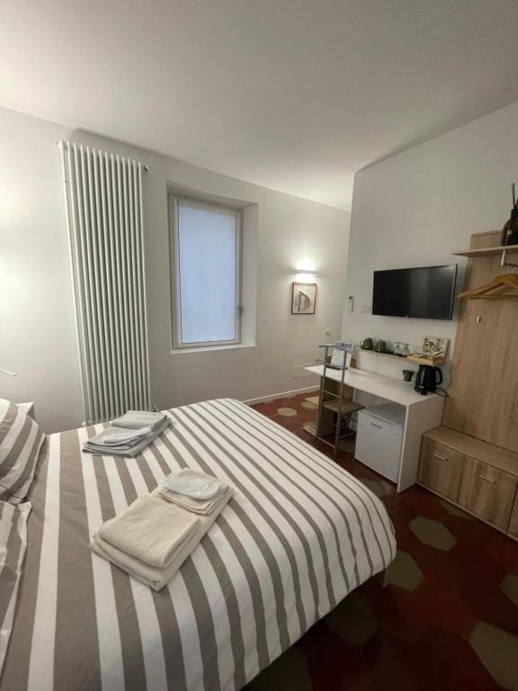 洛韦雷Santa Vincenza - Suite Indipendente的一间卧室配有一张床,上面有两条毛巾
