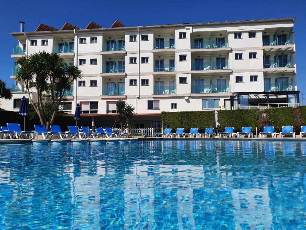 桑亨霍特龙科索酒店的酒店前方的大型游泳池