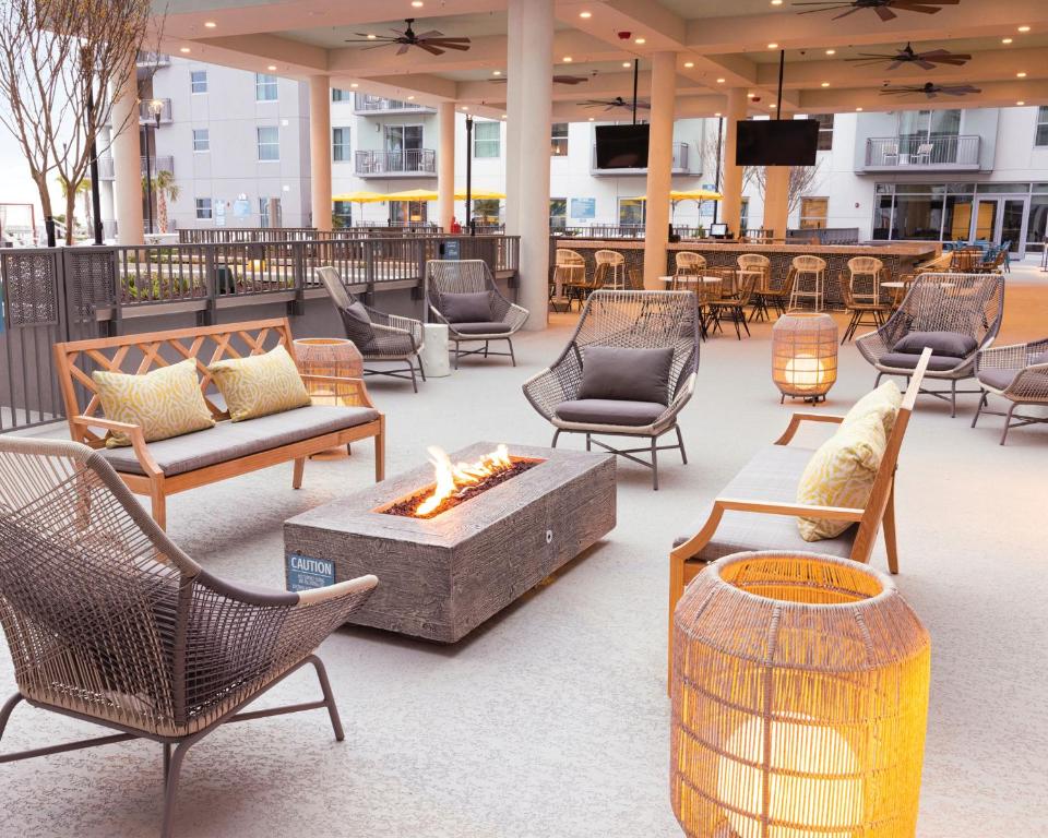 默特尔比奇Holiday Inn Club Vacations Myrtle Beach Oceanfront的户外庭院设有椅子和火坑