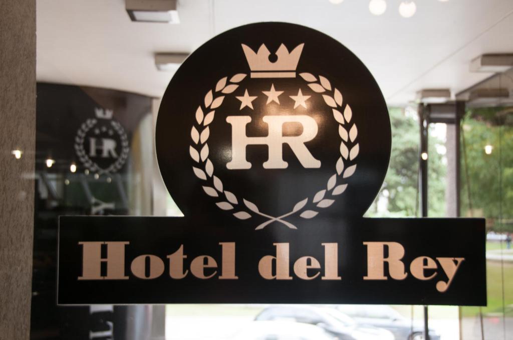 拉普拉塔Hotel del Rey的窗户上的酒店光线标志