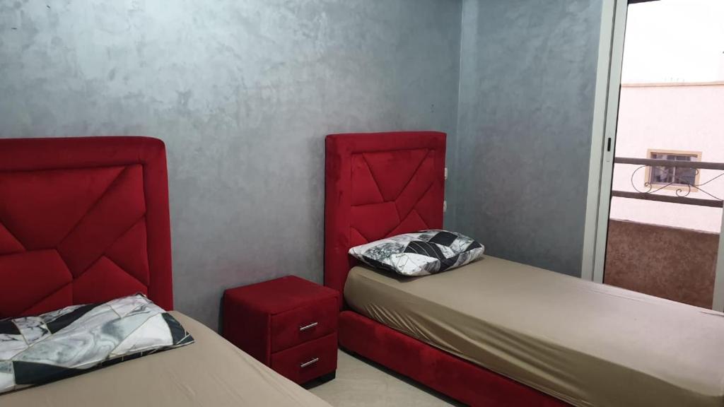 DerouaAppartement Mohammed V Airport Top的一间小卧室,配有两张床和窗户