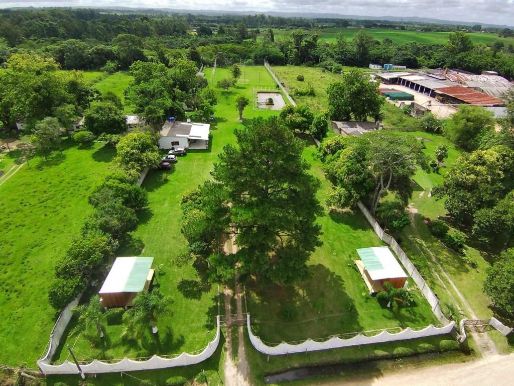 Capão do LeãoChacara Recanto do Pinheiro的享有树木和房屋公园的空中景致