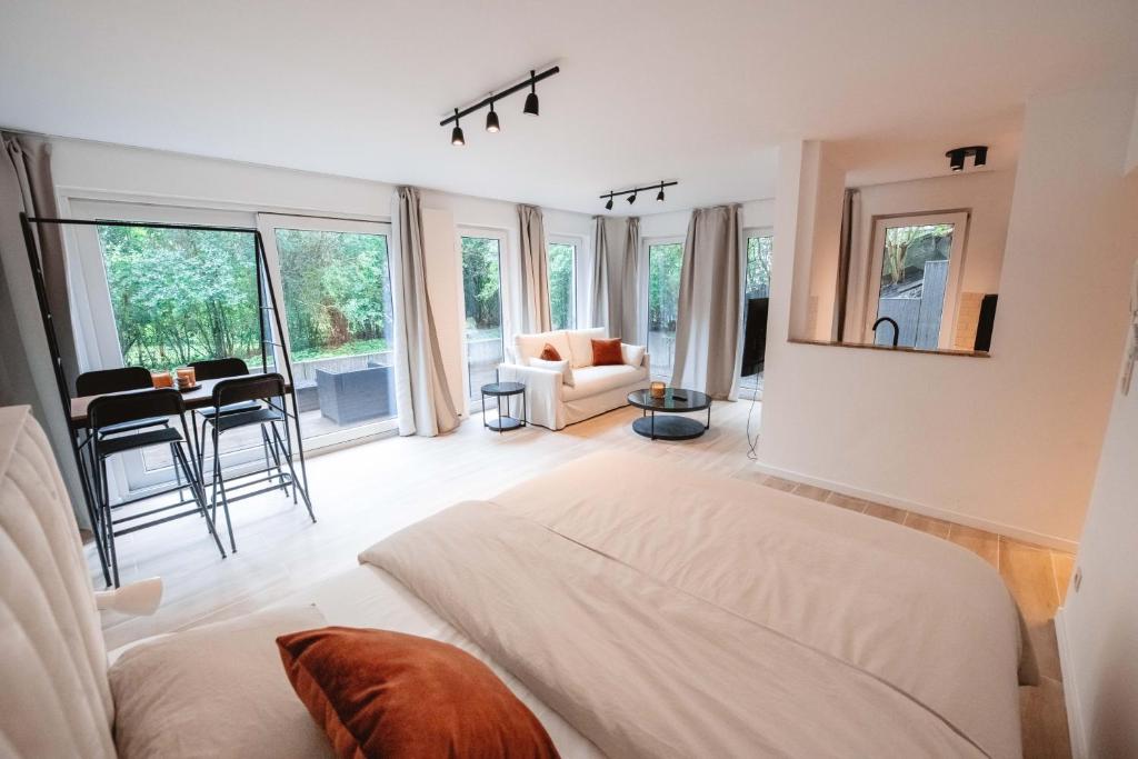 布鲁塞尔K-suites的一间卧室设有一张床和一间客厅。