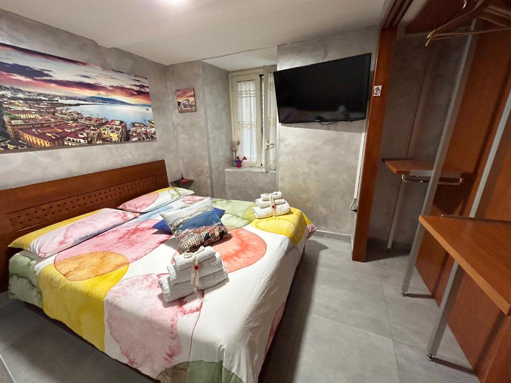 那不勒斯Casa Sofia的一间卧室配有一张壁画床