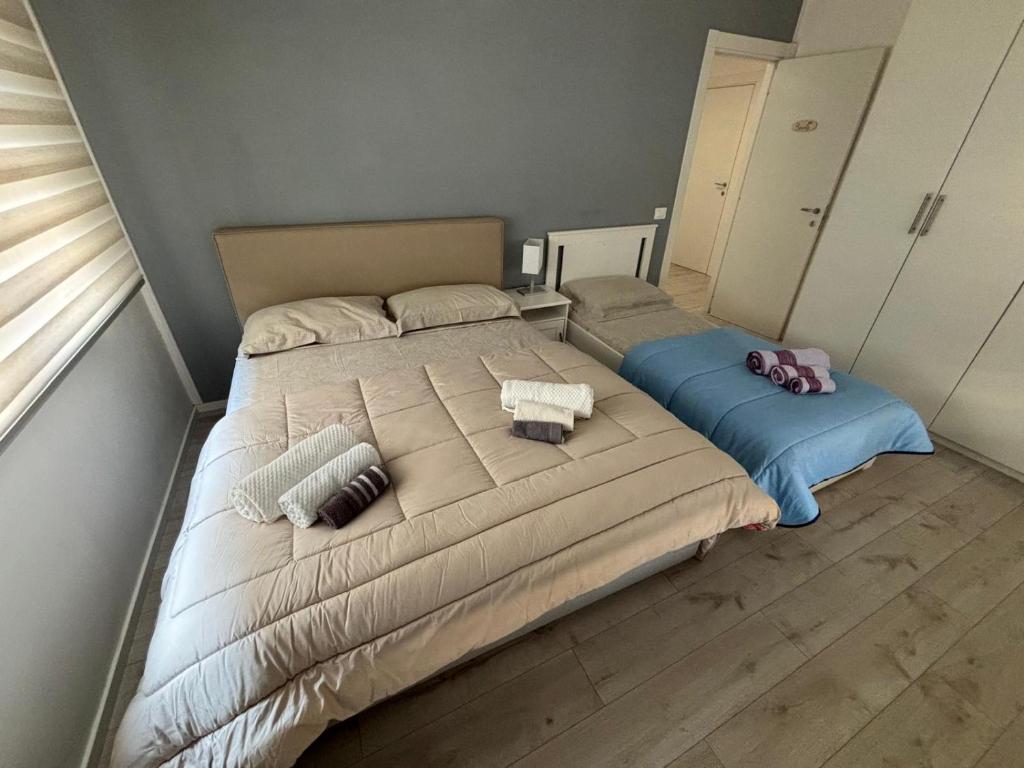 安科纳CarloAlbertoApartmentsrooms的一间卧室配有一张大床和两个枕头