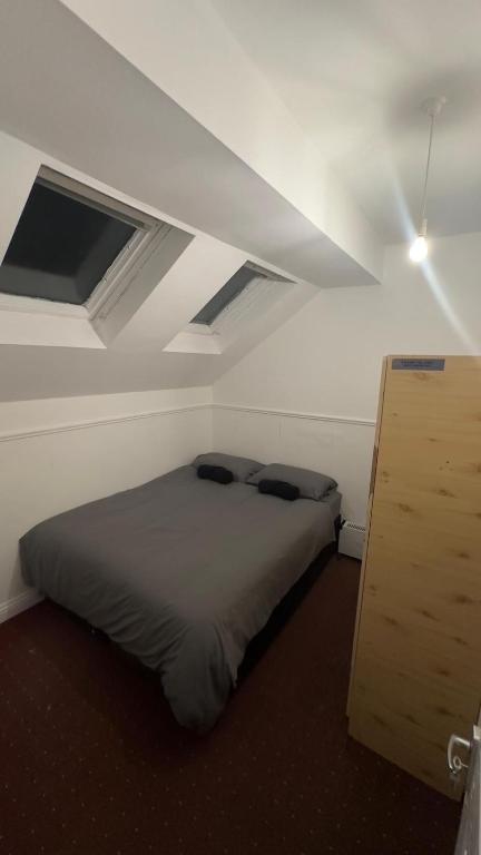 都柏林Nice Double Room Clontarf House-1的卧室配有一张床