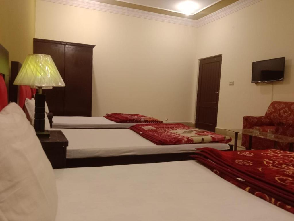 巴哈瓦尔布尔Regal Guest House的酒店客房,设有两张床和一张沙发