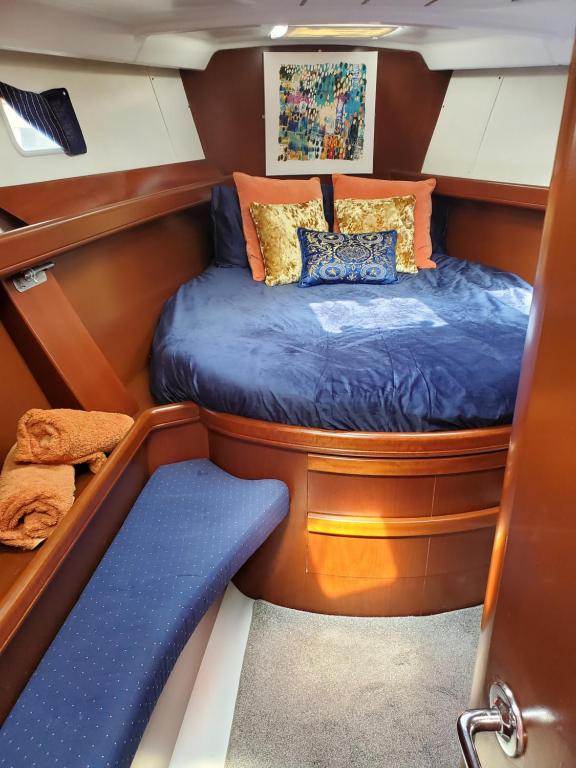 直布罗陀LUXURY YACHT STAY "White Dove" sleeps 6的船后的小床