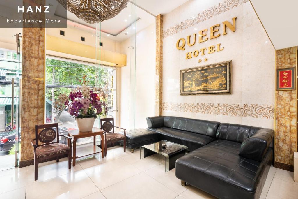 胡志明市HANZ Queen Airport Hotel的一间客厅,客厅里设有黑色皮沙发