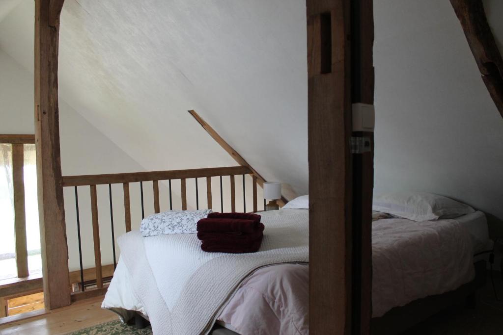 Les Authieux-sur-CalonneLa CHARETTERIE Gites du Manoir de La Porte的阁楼上的卧室配有两张床