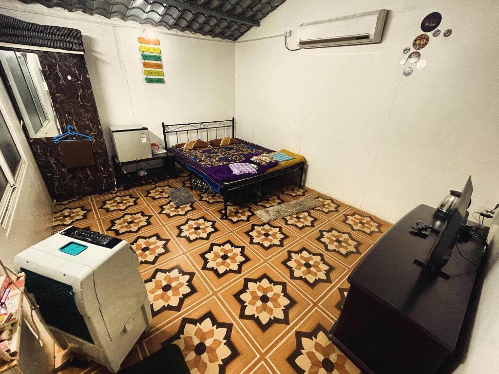 KharakvaslaBougain Villa- Sinhgad fort -Bedroom- Garden- Kitchen- AC- Wi-Fi-Parking-Khadakwasala Pune的一间设有一张床和一张桌子的房间