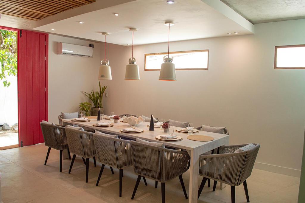 El RoqueSabbia By LD Hoteles的一间带长桌和椅子的用餐室