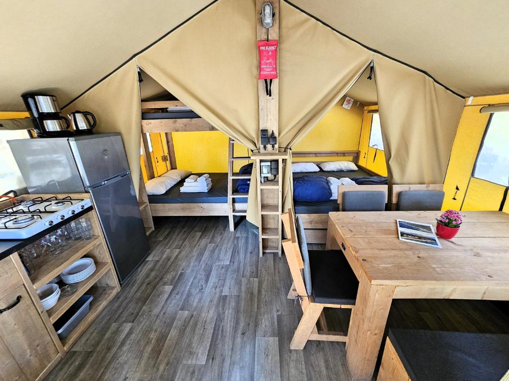 希杰弗朗吉卡Amadria Park Camping Trogir - Glamping Tents的一间小房间,设有厨房和餐桌