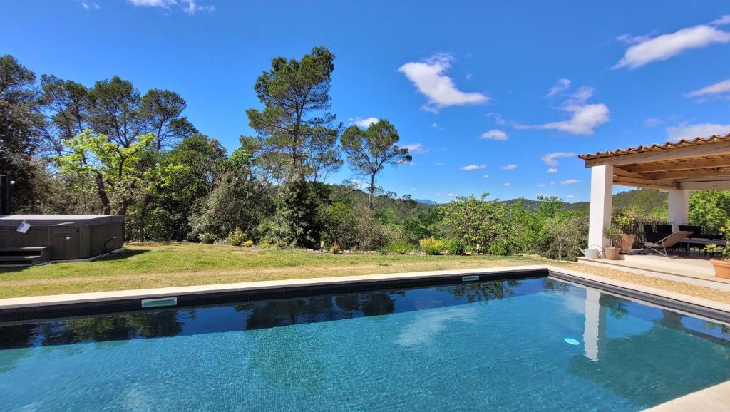 CabasseMaison Clair de Lune的享有庭院景致的游泳池