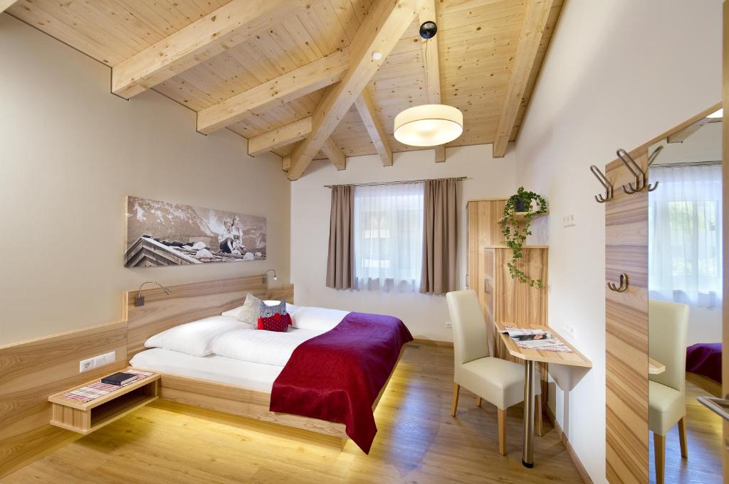 奥贝劳多尔居维尔公寓的配有一张床和一张书桌的酒店客房