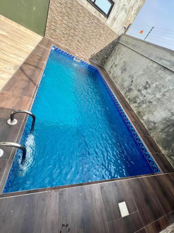 科托努Sublime Villa的大楼内的一个蓝色海水游泳池