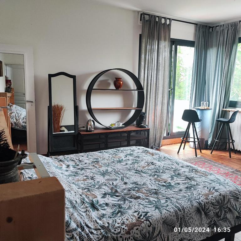 Le PecqChambre spacieuse avec terrasse dans villa d architecte的一间卧室配有一张大床和镜子