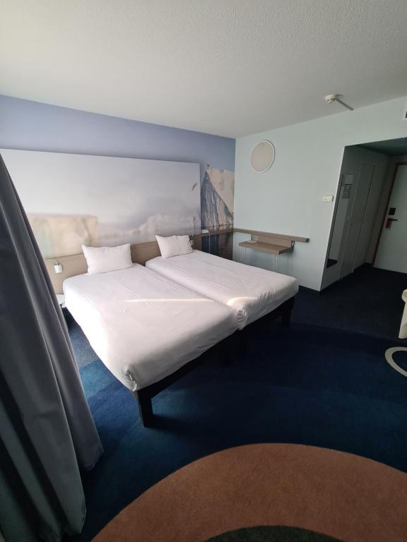 土伦土伦中心港宜必思尚品酒店的一间卧室,卧室内配有一张大床