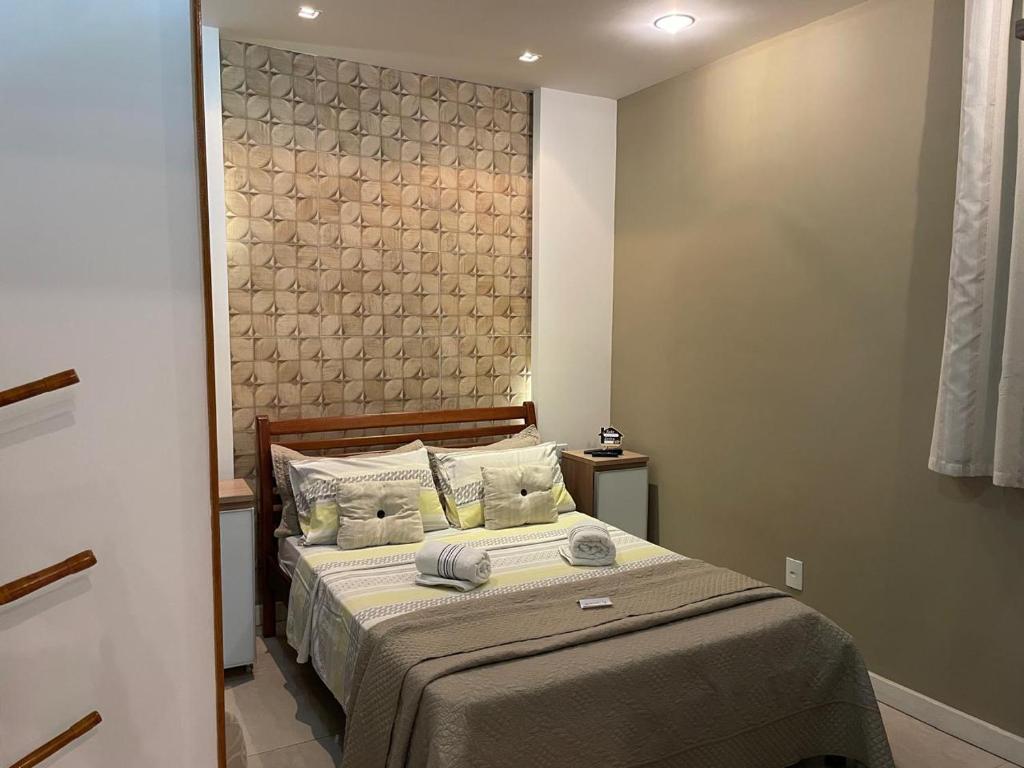 卡尚布Hospedagem Sul de Minas Caxambu的一间卧室配有一张带大床头板的床