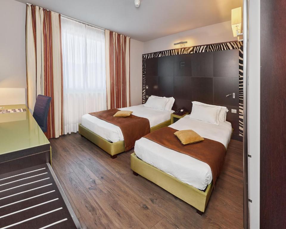 卡萨诺韦马尔彭萨一世酒店的酒店客房设有两张床和窗户。