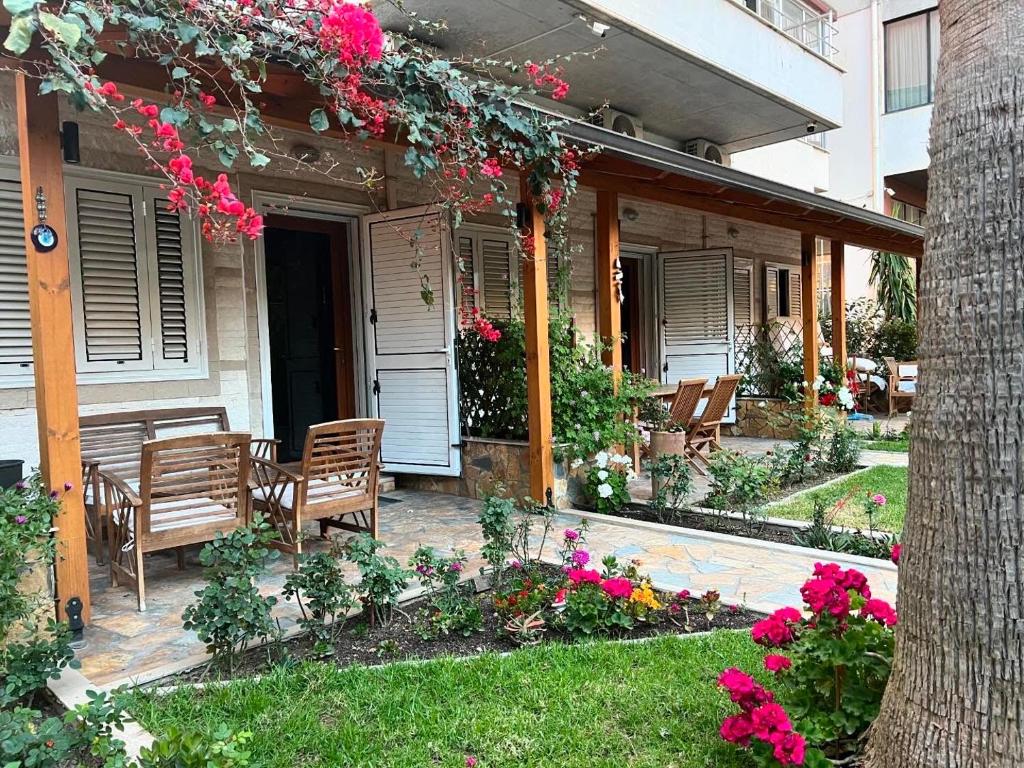 伏罗拉Guest Room Angolo Toscano的房屋设有一座带椅子和鲜花的庭院