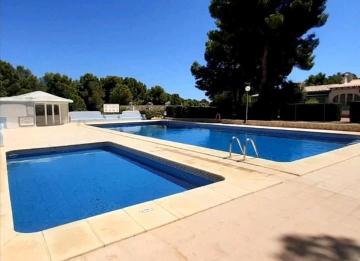 莫莱拉Casa Marina的庭院里的一个蓝色海水大型游泳池