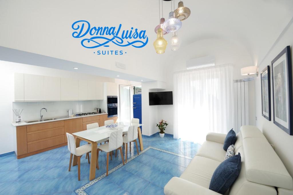 PontoneDonna Luisa Suites 19 Amalfi view - free parking的客厅配有沙发和桌子