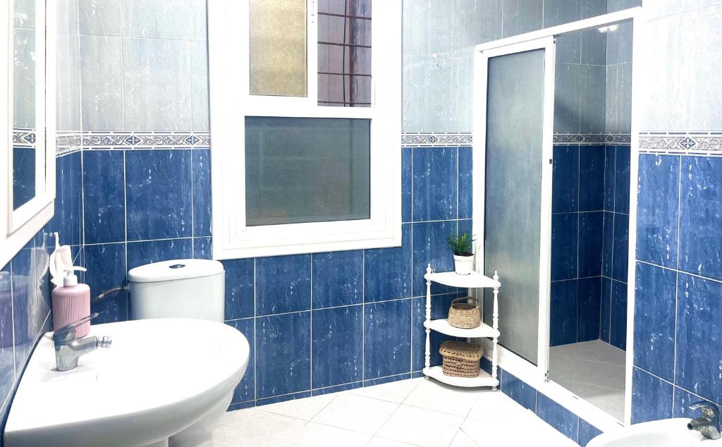得土安Flat In Tetouan City Centre Medina - NEW Dar Azhar的蓝色瓷砖浴室设有卫生间和水槽